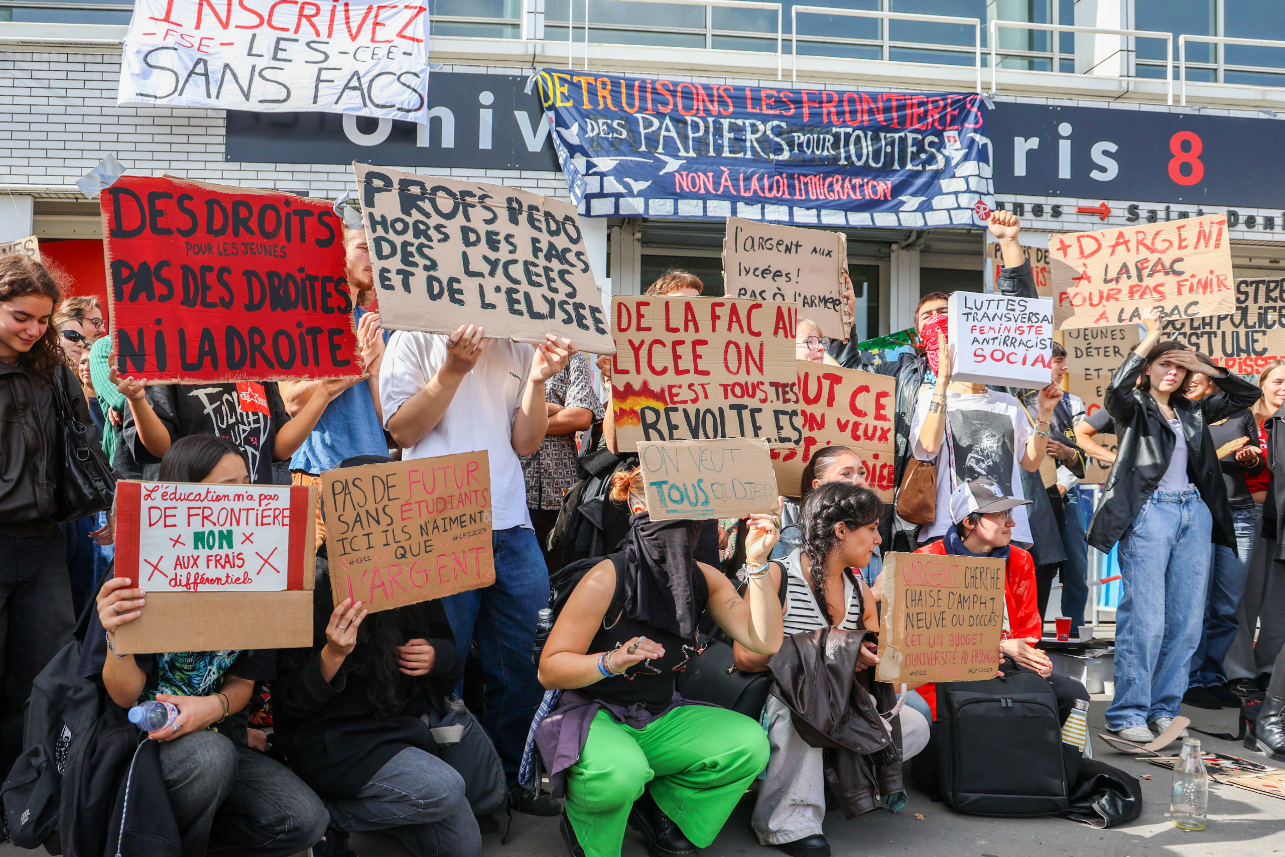 In Frankreich protestieren Schüler und Studenten für bessere Bildungsbedingungen.