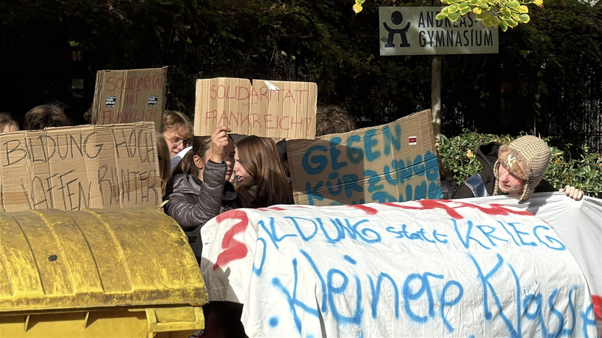 Protestierende Schülerinnen und Schüler vor dem Andreas Gymnasium in Berlin-Friedrichshain