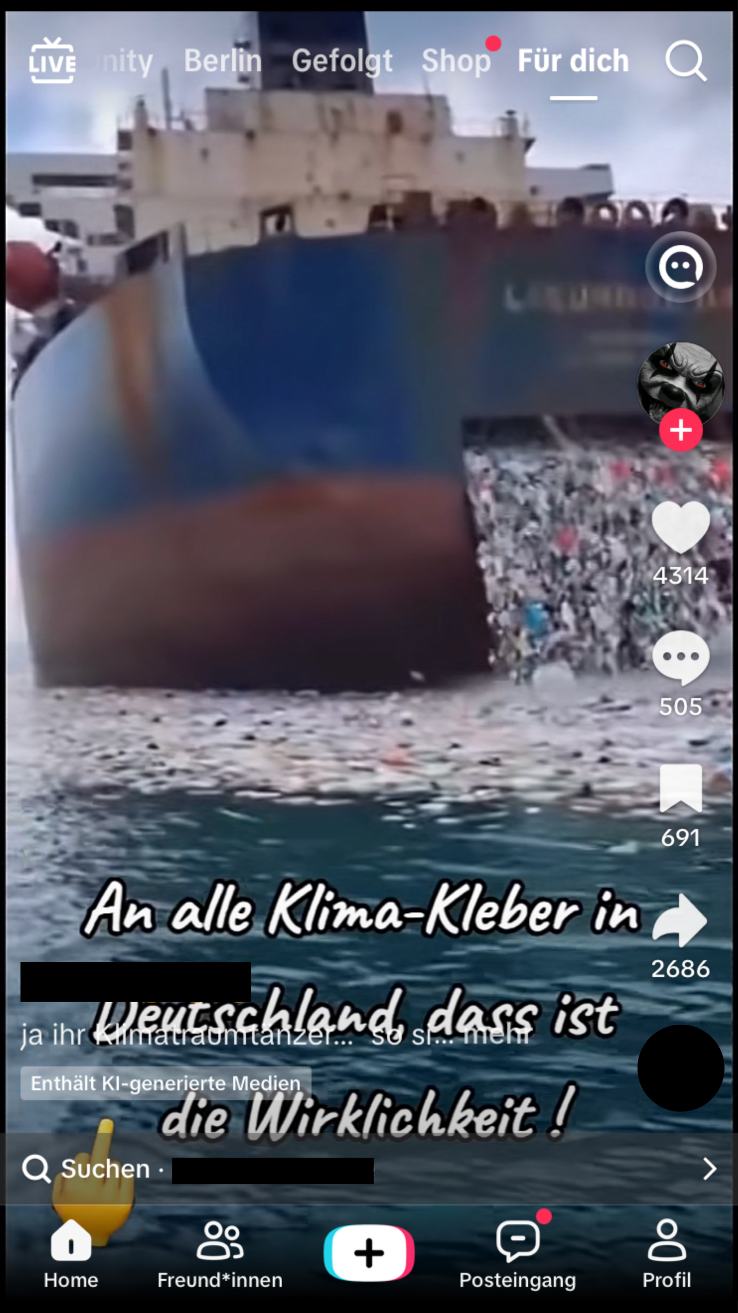 Dieses Video behauptet, Schiffe würden große Mengen Müll über eine Klappe im Heck im Meer entsorgen. Auf Tiktok hat es einen KI-Hinweis. (Quelle: Tiktok; Screenshot: CORRECTIV.Faktencheck).