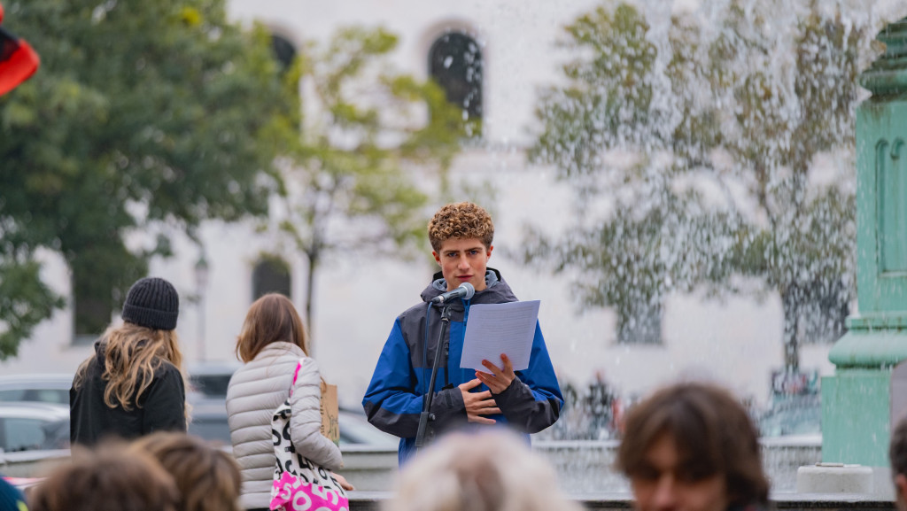 Kundgebung von Schülerinnen und Studenten in Solidarität mit Protesten in Frankreich am 26. Oktober