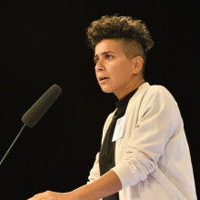 Faika El-Nagashi steht an einem Rednerpult.