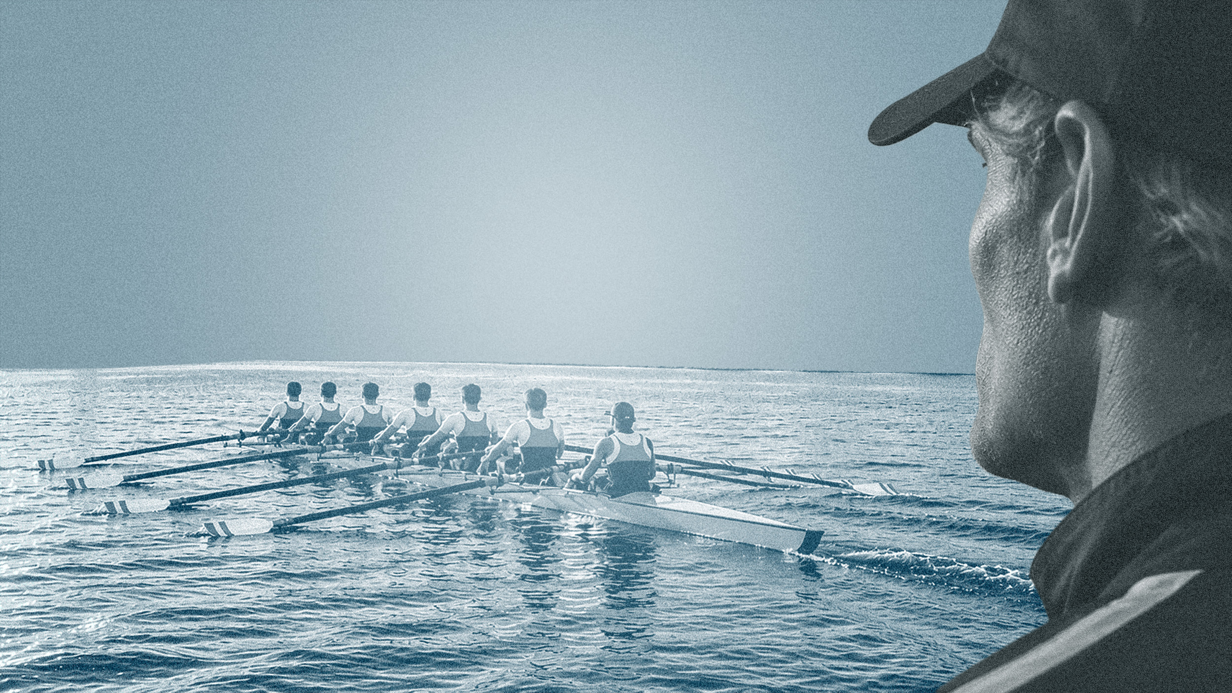 Ein Rudertrainer beobachtet ein Ruderteam im Achterboot beim Training auf offenem Wasser.