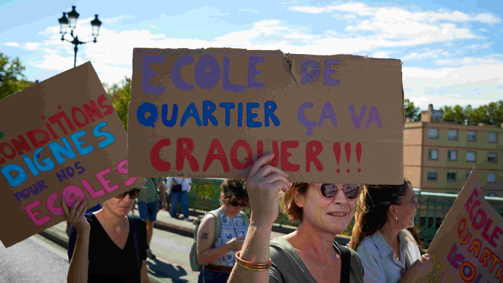 Protestanten mit französischsprachigen Schildern