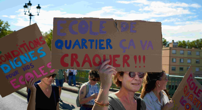Protestanten mit französischsprachigen Schildern