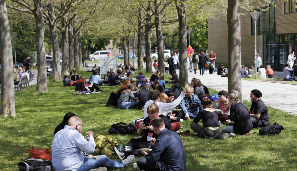 Austausch bei bestem Wetter: Mehr als 300 Menschen kamen auf der CORRECTIV.Lokal Konferenz miteinander ins Gespräch. Foto: Ivo Mayr/ CORRECTIV