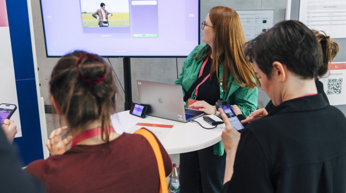 Menschen auf der CORRECTIV.Lokal Konferenz die Memes erstellen.