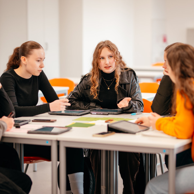 Gruppenarbeitstisch in einem Klassenzimmer mit Jugendlichen