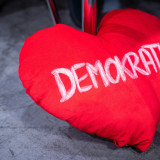 Symbolfoto Schriftzug Demokratie auf einem roten Herzkissen. Foto: picture alliance / Flashpic | Jens Krick