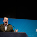 Steht in NRW nicht zur Wahl, aber dominiert das völkische Lager: Matthias Helferich (AfD). Bild: Fabian Strauch / picture alliance/dpa
