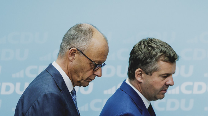 Bundeskanzler Friedrich Merz (CDU, links) und Sven Schulze, Ministerpräsident von Sachsen-Anhalt, äußern sich zur Wahl.