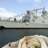Ein Kriegsschiff der Vereinigten Arabischen Emirate. Die VAE setzten diesen Schifftstyp im Jemenkrieg ein. An Bord sind Geschütze von Rheinmetall. (Foto: JEAN-PAUL BARBIER / AFP)