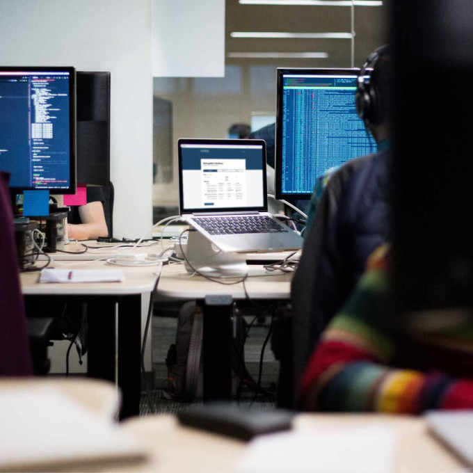 Menschen arbeiten in einem Newsroom
