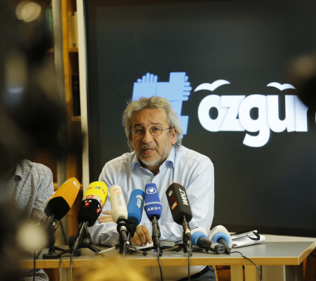 _E2A9446 Özgürüz – Wir sind frei. Mit Can Dündar gründeten wir die türkische Exilredaktion © Benjamin Schubert / CORRECTIV