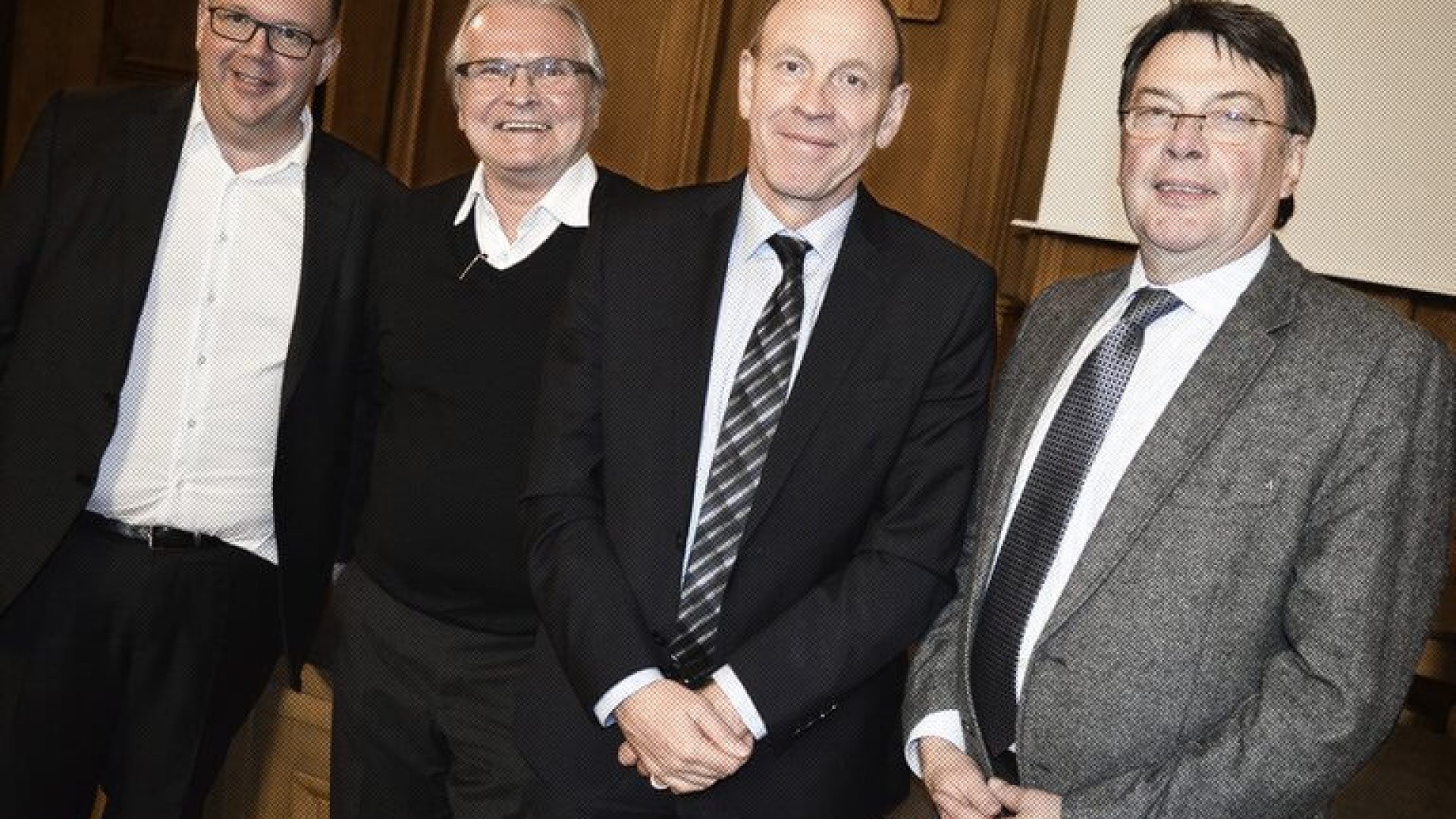 Apotheker Peter Stadtmann, Claus Schwarz (ehem. Stadtspiegel-Chef), Oberbürgermeister Bernd Tischler (SPD), CDU-Chef Hermann Hirschfelder (v.l.n.r.)

CORRECTIV