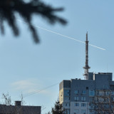 Ein Fernsehturm hinter einem russischen Wohngebäude