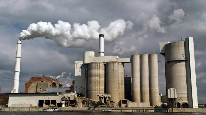 Symbolbild: Die Zementwerke verpesten die Luft mit Millionen Tonnen Schadstoffen und Treibhausgasen. Credits: picture alliance / Caro